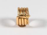 une image représentant une bague en or surmontée d'une étoile