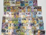 une pile de cartes pokemon posées les unes sur les autres