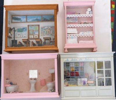 Lot de quatre dioramas figurant une salle de classe, deux sa…