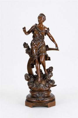 une statue antique en bronze représentant une femme avec un oiseau sur l'épaule
