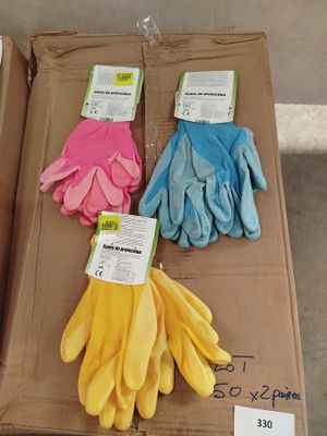 Plusieurs paires de gants sont posées sur une boîte en carton, accompagnées d'étiquettes de prix.