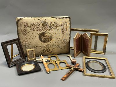 un assortiment de cadres anciens et de cadres à photos posés sur une table
