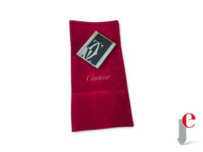La serviette rouge est ornée de l'image d'un homme en costume.