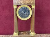 une horloge posée sur une table
