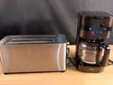 une cafetière et un grille-pain posés sur une table