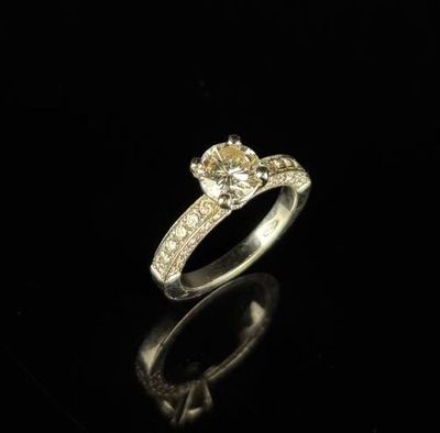 une bague de fiançailles ornée d'un diamant jaune sur fond noir