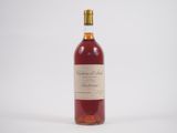gros plan d'une bouteille de vin sur fond blanc
