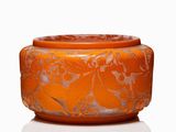 vase orange et argenté orné d'un motif floral sur fond blanc