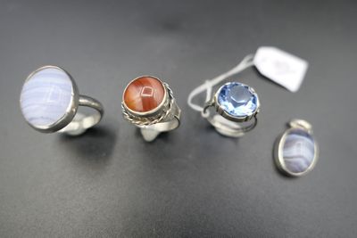 trois bagues et une bague sertie d'une topaze bleue et d'une topaze blanche