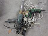 un tas de câbles électriques et d'outils par terre