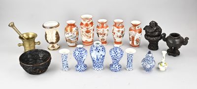 de nombreux vases différents posés sur une table