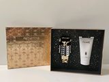 un gros plan sur une boîte avec un flacon de parfum à côté