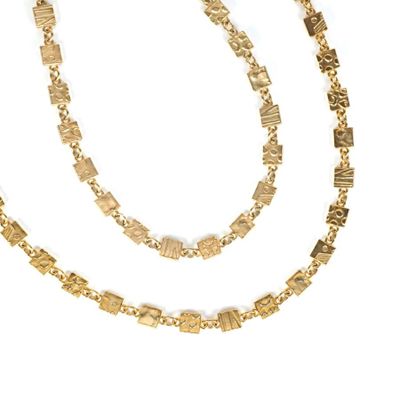 BICHE DE BERE : Deux colliers en métal doré, maillons de sec…