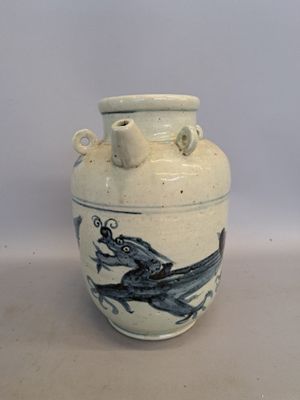 un vase bleu et blanc avec un oiseau dessus