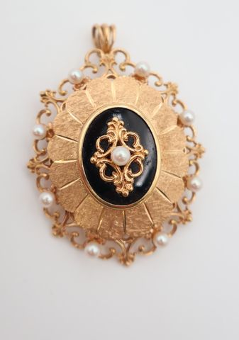 Broche pendentif en or jaune 18 carats 750 millièmes de forme ova...