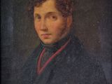 portrait d'un homme vêtu d'un manteau noir orné d'un ruban rouge