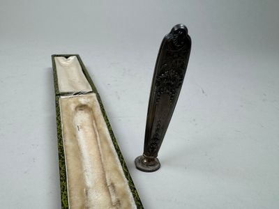 un couteau et une cuillère posés l'un à côté de l'autre sur une table