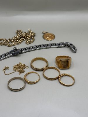 beaucoup de bagues en or et d'autres bijoux sur la table