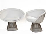 deux chaises blanches avec un coussin blanc et un coussin blanc