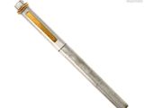 un gros plan d'un stylo sur fond blanc
