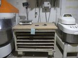 deux machines installées dans une pièce