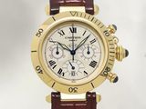 une image d'un gros plan d'une montre-bracelet avec des chiffres romains