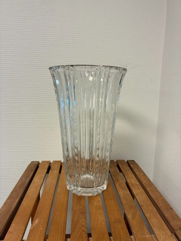 Vase en cristal de St Louis. H : 30,5 cm. Quelques éclats sur la 