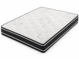 gros plan d'un matelas sur une surface blanche
