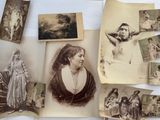 Plusieurs vieilles photos de femmes et d'hommes sont exposées sur une table