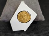 une pièce d'or posée sur un oreiller