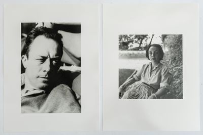 deux photographies en noir et blanc représentant un homme et une femme assis sur un canapé