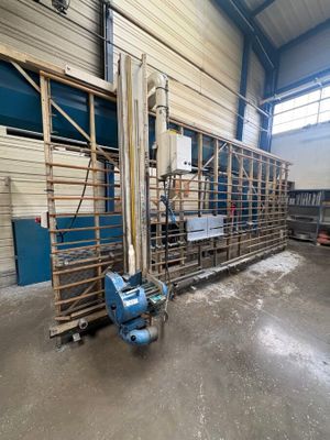 une machine qui se trouve à l'intérieur d'un bâtiment