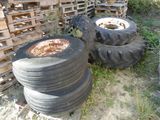 un tas de vieux pneus posés dans l'herbe