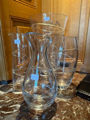 quatre verres à vin posés sur un plan de travail en marbre