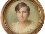 une vieille photo d'une femme en robe blanche dans un cadre doré