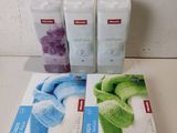 trois boîtes de savon posées les unes à côté des autres sur un comptoir