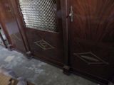 une armoire en bois avec une porte vitrée et un miroir