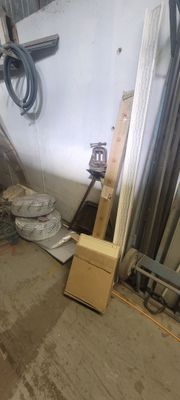 une photo d'une pièce remplie d'objets