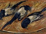 trois oiseaux perchés ensemble sur une assiette