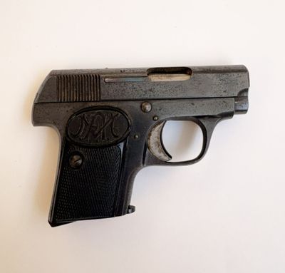 un vieux fusil sur une surface blanche avec un fond blanc