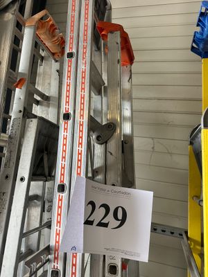 de nombreuses échelles en vente dans le magasin