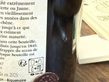 une étiquette sur une bouteille de vin posée sur une table