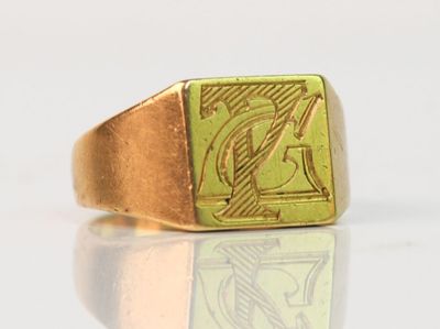 une image représentant une bague-sceau en or sur laquelle figure la lettre « d »