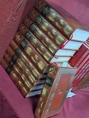 plusieurs livres empilés sur une table