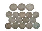 un gros plan sur un tas de vieilles pièces de monnaie posées sur une surface blanche