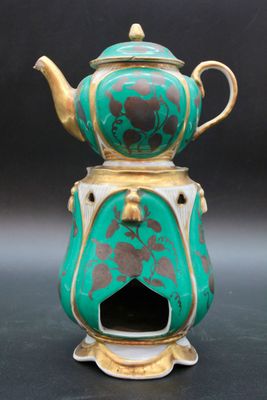 une image représentant une théière verte et dorée surmontée d'une autre théière