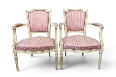PAIRE de FAUTEUILS en bois mouluré et sculpté laqué blanc, l…