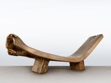 une image d'un banc en bois posé sur un sol blanc