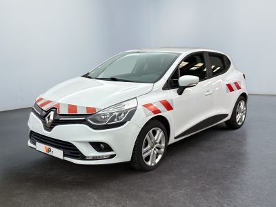 une voiture blanche avec des bandes rouges garée dans une pièce