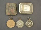 trois médailles d'argent et d'or et un coffret en argent orné d'un lion